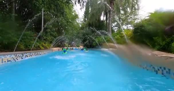Orlando Florida Agosto 2021 Pessoas Desfrutando Roas Rapids Aquatica — Vídeo de Stock