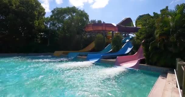 Orlando Florida Agosto 2021 Gente Divirtiéndose Omaka Rocka Aquatica — Vídeos de Stock