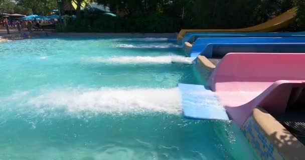 Orlando Florida Agosto 2021 Gente Divirtiéndose Omaka Rocka Aquatica — Vídeo de stock