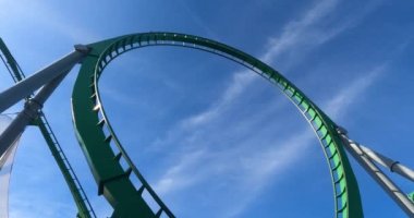 Orlando, Florida. 15 Eylül 2021 İnsanlar Macera Adası 'nda İnanılmaz Hulk roller coaster' ının tadını çıkarıyorlar.)