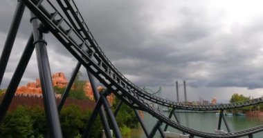 Orlando, Florida. 15 Eylül 2021. İnsanlar Ada 'da Jurassic World Velocicoaster (57) eğleniyor)