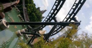 Orlando, Florida. 15 Eylül 2021. İnsanlar Macera Adası 'nda Jurassic World Velocicoaster (59) eğleniyor