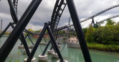 Orlando, Florida. 15 Eylül 2021. Ada 'da eğlenen insanlar (58) Jurassic World Velocicoaster)