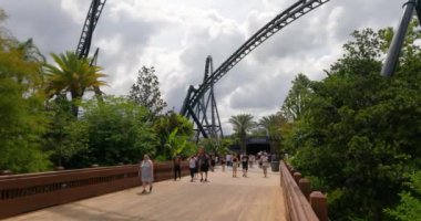 Orlando, Florida. 15 Eylül 2021. İnsanlar Ada 'da Jurassic World Velocicoaster (65) eğleniyor)