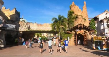 Orlando, Florida. 15 Eylül 2021. Macera Adası 'nda yürüyen insanlar (7)