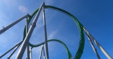 Orlando, Florida. 15 Eylül 2021 İnsanlar Macera Adası 'nda Hulk roller coaster' ın tadını çıkarıyorlar.)