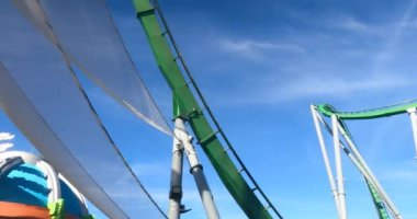 Orlando, Florida. 15 Eylül 2021 Incredible Hulk 'un Macera Adası' ndaki hız treninin tadını çıkaran insanlar (25))