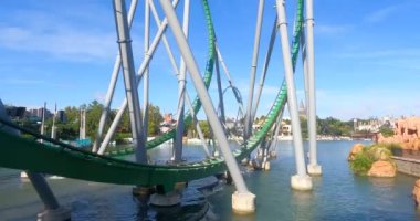 Orlando, Florida. 15 Eylül 2021 İnsanlar Macera Adası 'nda İnanılmaz Hulk roller coaster' ının keyfini çıkarıyorlar (28))