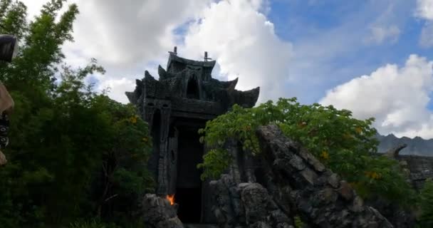 フロリダ州オーランド 2021年9月15日 冒険の島で香港の魅力のスカル島に入る — ストック動画