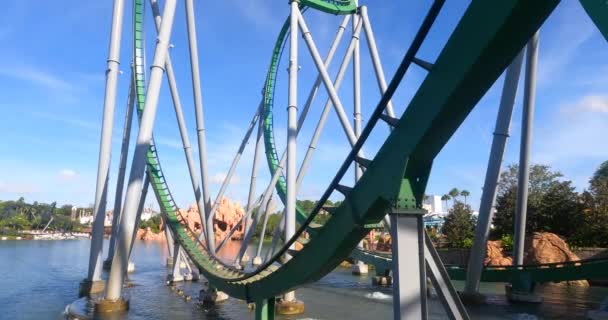 Orlando Florida Septiembre 2021 Personas Disfrutando Increíble Montaña Rusa Hulk — Vídeo de stock