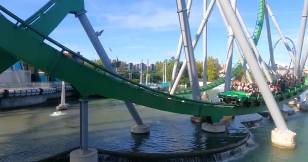 Orlando Florida September 2021 People Enjoying Incredible Hulk Roller Coaster — Stock Video