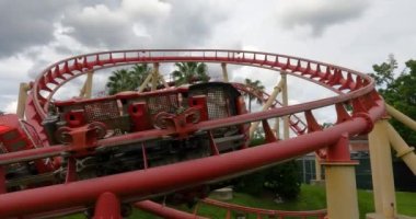 Orlando, Florida . 21 Eylül. 2021 yılı. İnsanlar Universal Stüdyolarında Hollywood Rip Ride Rockit eğleniyor (19))
