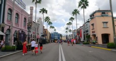 Orlando, Florida . 21 Eylül. 2021 yılı. Universal Stüdyolarında yürüyen insanlar (38)