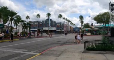 Orlando, Florida . 21 Eylül. 2021 yılı. Universal Stüdyolarında yürüyen insanlar (40)