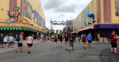 Orlando, Florida . 21 Eylül. 2021 yılı. Universal Stüdyolarında yürüyen insanlar (39)