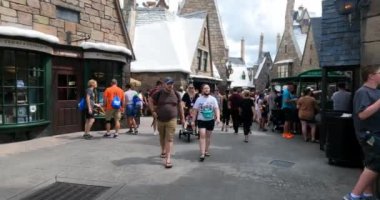 Orlando, Florida . 21 Eylül. 2021 yılı. Macera Adası 'ndaki Hogsmeade Kasabası' nda yürüyen insanlar (1).