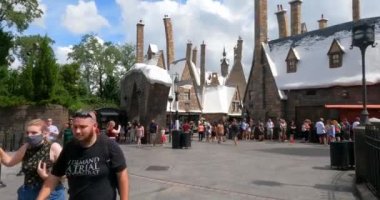  Orlando, Florida . 21 Eylül. 2021 yılı. Macera Adası 'ndaki Hogsmeade Kasabası' nda yürüyen insanlar (3)