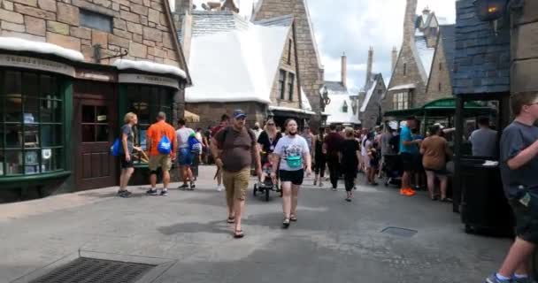 Orlando Florida September 2021 People Walking Hogsmeade Town Island Adventure — Stock Video