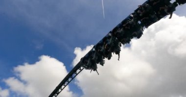 Orlando, Florida. 21 Eylül 2021. Ada 'da Jurassic World Velocicoaster' ın tadını çıkaran insanlar