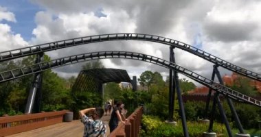 Orlando, Florida. 21 Eylül 2021. Adventure Adası 'nda eğlenen insanlar (67))