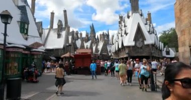 Orlando, Florida. 21 Eylül 2021. Harry Potter 'ın Büyücülük Dünyası' nda yürüyen insanlar Macera Adası 'nda Hogsmade (1))