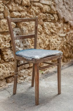 Duvara yaslanmış eski bir sandalye.