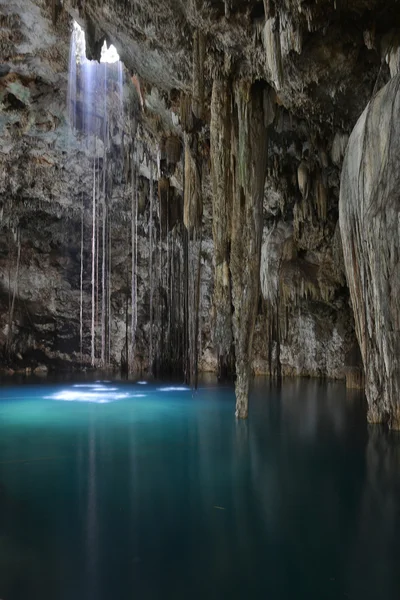 Cenote X-Keken (Dzitnup) en la península de Yucatán, México . — Foto de Stock