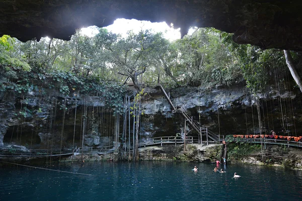 Cenote X-Canche nella penisola dello Yucatan, Messico . — Foto Stock