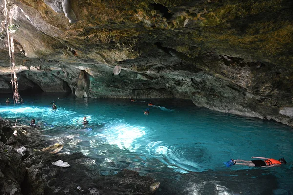 Cenote Dos Ojos dans la péninsule du Yucatan, Mexique . — Photo