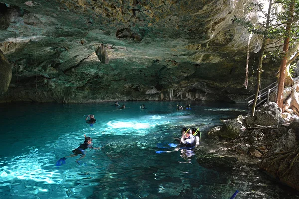 Cenote dos ojos auf der Halbinsel Yucatan, Mexiko. — Stockfoto