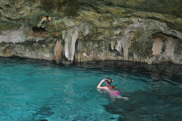 Cenote Dos Ojos en la península de Yucatán, México . Imagen de archivo