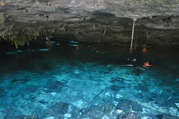 Cenote dos ojos auf der Halbinsel Yucatan, Mexiko. — Stockfoto