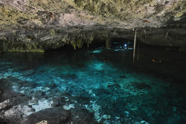 Cenote Dos Ojos en la península de Yucatán, México . — Foto de Stock