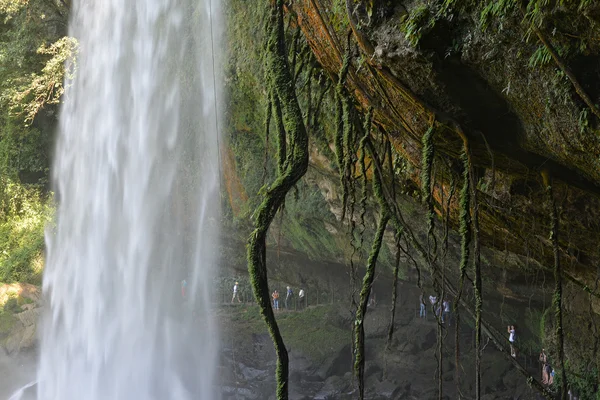 Misol-Ha waterfall with people in background, Chiapas, Mexico, — Stock Photo, Image