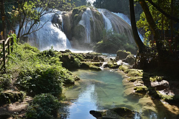 Agua Azul vodopád, poloostrov Yucatán, Mexiko. — Stock fotografie