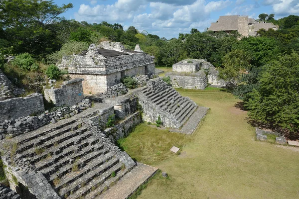 Sitio arqueológico maya de Ek Balam (jaguar negro) rodeado de selva . — Foto de Stock