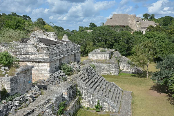 Maya archeologische site van Ek Balam (zwarte jaguar) omgeven door jungle. — Stockfoto