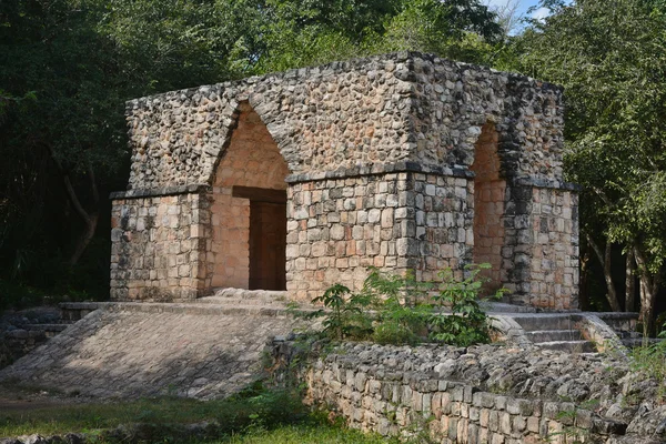 Arco de entrada a Ek Balam (jaguar negro) en la península de Yucatán, México . — Foto de Stock