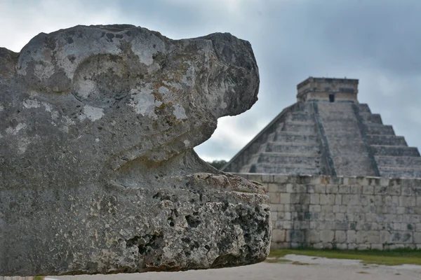 Mayapyramide des Kukulkan mit heiliger Schlange im Vordergrund. — Stockfoto