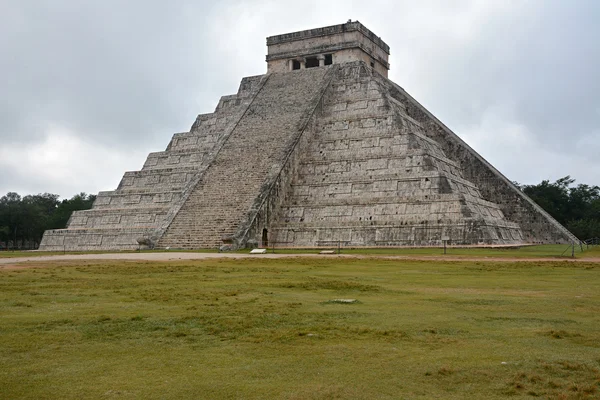 Chrám Kukulkan, pyramida v Chichen Itza, Yucatan, Mexiko. — Stock fotografie