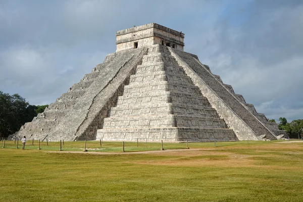 Храм Кукулкана, піраміда в Чічен - Іці (Юкатан, Мексика).. Ліцензійні Стокові Фото