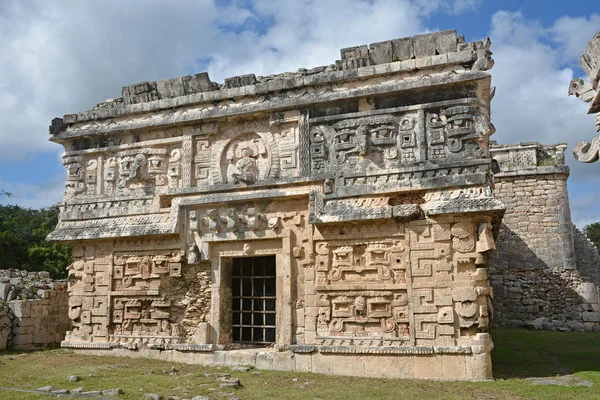 Kostel a chrám reliéfy v Chichen Itza. — Stock fotografie