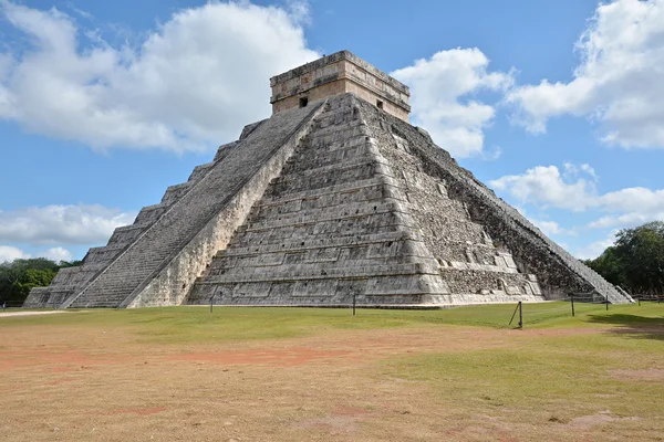 Kukulkan Tapınağı, Chichen Itza 'da piramit, Yucatan, Meksika.