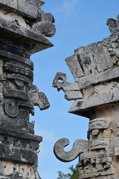 Del av tempel av reliefer i Chichen Itza. Stockbild
