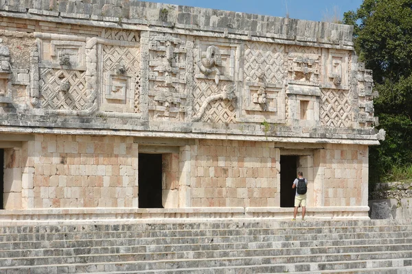 Člověk vidět z kláštera v Uxmal. Mexiko. — Stock fotografie