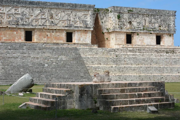 O trono jaguar e o Palácio do Governador em primeiro plano. Uxmal, Yu. — Fotografia de Stock