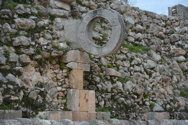 Zona de juegos para el juego de pelota en el sitio antiguo Maya Uxmal, Yucatan Pe —  Fotos de Stock