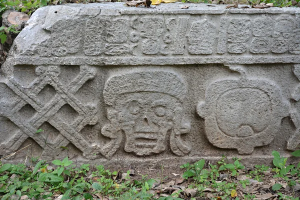 Gräber in alten Maya-Stätte uxmal, Mexiko. — Stockfoto