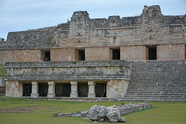 รายละเอียดทางสถาปัตยกรรมของอาคารแม่ชีใน Uxmal ยูคาตาน — ภาพถ่ายสต็อก