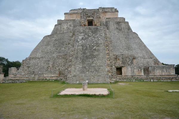 Pyramida kouzelníka, Uxmal, poloostrov Yucatán, Mexiko. — Stock fotografie